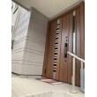 玄関ドア　LIXIL　リシェントG82採風タイプに取り替えました。
この玄関ドアは、ドアを閉めたままでも風を通すことができるので、防犯にもなります。
