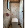トイレ（パナソニック　アラウーノ）で交換・壁床の張替えをしました。
クロスにきれいな柄を選び、トイレが華やかになりました。
窓には内窓インプラスを設置、断熱・防音効果が高いです。
