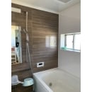 浴室を広くしたい、というお客様からの一番のご要望です。LIXIL　リノビオVを使用して、既存浴室1216サイズから、1416サイズにサイズアップしました。壁をアクセント貼り、木目がきれいな鏡面のチェリー柄を使用しました。