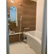 浴室サイズを1116から1216にサイズアップさせました。お値打ちなのに高級感がある「LIXIL　リノビオフィット」でリフォーム。リノビオフィットは1216サイズまでですが、浴槽の長さは広く底面は105.6cmあります。壁パネルは、鏡面チェリー柄を1面にアクセント張りで仕上げました。