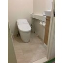 LIXIL　プレアスLS　手洗い別タイプで施工しました。見た目タンクレストイレですが、タンクありのトイレです。広く見える快適な空間になりました。床・壁もきれいに貼り直しました。