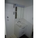 　洋間入り口分洗面室を１．６ｍから１．３ｍにしてせっちしました。
　また、洗濯機の上に小物を置ける棚を新設しました。