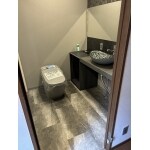 １Fのトイレは洗面室も兼ねています【リクシル　サティスG】