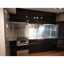 オニキスブラック色のキッチンにリフォームしました（LIXIL アレスタ）。メタルのキッチンパネルを使用し、スタイリッシュなキッチンになりました。
