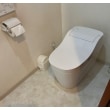 人気の全自動トイレ【アラウーノ】です。床もサンゲツフロアータイルに変えて、清潔感のあるトイレ空間になりました。