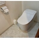 人気の全自動トイレ【アラウーノ】です。床もサンゲツフロアータイルに変えて、清潔感のあるトイレ空間になりました。