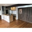 木目デザインの対面キッチンにタイル調クロスがポイントです