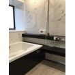 浴室パネルも上質素材(高品位ホーロー)の仕様です。ストーン調のデザインは、浴室空間に奥行と広がりを持たせています。