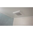 窓が確保できないマンションの浴室、天井に組み込まれた換気扇がフル稼働します。