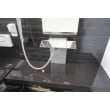 ブラック調のカウンターに映える、デザイン性のある洗い場用水栓金具です。