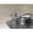 お手入れ簡単なキッチン壁パネルはグレー色、水栓金具は節水タイプです。広々シンクは大きいフライパンやお鍋も楽に洗えます。