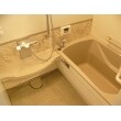 タイル張りのお風呂と違い、冬でも浴室が温かいです。適切な位置に手すりを設け、ご高齢の方へ配慮した設計です。