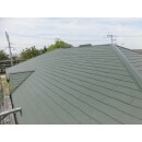 色褪せて白くなった屋根を、落ち着いたグリーンの屋根に。