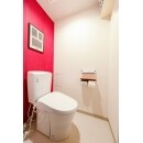 赤の壁紙を一面だけあしらい印象的な空間となりました。
美術館のようなトイレです。