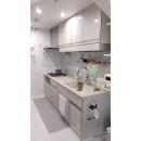 壁・床・シンクなど全体的に白でまとめたキッチンスペース。
キッチンはタカラのトレーシアを設置しました。
