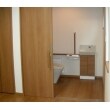 トイレは車いすでもラクに入れるよう広めのスペースと3枚引き戸を採用。