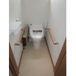 タンクレスのトイレと白い壁が、同じ空間を広く感じさせます。
