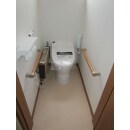 タンクレスのトイレと白い壁が、同じ空間を広く感じさせます。