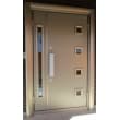 外部で雨水により劣化した木製玄関ドア。メンテナンスのことを考え、手間のかからない断熱鋼製玄関ドアに交換。