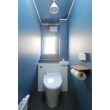 窓を遮らないタンクレス風トイレを採用。
ブルーの壁紙はモダンなトイレを演出します。
