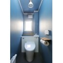 窓を遮らないタンクレス風トイレを採用。
ブルーの壁紙はモダンなトイレを演出します。