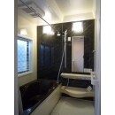施工後写真です。リフォーム前と同じメーカーのシステムバスルームですが、色合いや水栓、ライトなど各所が変わったことで、まったく違うイメージの浴室になりました。