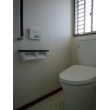 ２階トイレ施工後写真です。１階同様、床材はトイレ専用床材「トイレタフ」を使用いたしました。