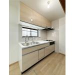 明るく広々、自動水栓や浄水器つきで使い勝手のいいキッチン