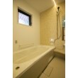 1616サイズの浴室は足を延ばしてゆっくりと入ることができ、LDE照明でとてもリラックスできます。
