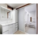 洗面化粧台を置くスペースしかなかった洗面室は、面積を広げて使いやすくなりました。
清潔感のあるホワイトで統一しました。