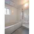 白を基調とした明るい浴室。