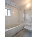 白を基調とした明るい浴室。