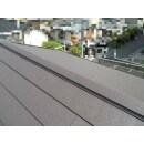 大屋根・下屋根・庇ともカバー工法工事で葺き替えました。遮熱性鋼板と断熱材が入った屋根材ですので暑さ寒さも軽減が期待されます。
