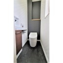 正面の壁紙クロスと、床の色目を合わすことで、トイレ内の空間がスッキリとまとまりました。
