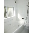 真っ白な明るい浴室で気分も明るくリフレッシュ！