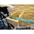 バイクシェルフのフックは大工さんの手作り。斜め加工し、自転車を水平にするのに四苦八苦したかいがあって出来栄えは見ての通り！