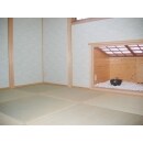 琉球畳を敷き、壁には元々なかったスペースを作り（１Ｆの天井裏）ガラスの瓦で自然光を取り入れる設計に。明り取りの天井は以前使っていた障子をリサイクル。