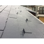 雨が汚れを洗い流す屋根塗装