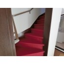 既存の階段の上から赤いカーペットを張り付け、上品かつ滑り止めの効果もあります。手摺も取り付けました。