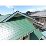目を引く鮮やかなグリーンで屋根遮熱塗装