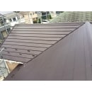瓦と違いスレート屋根は、金属屋根を上から重ねることができるので、葺き替え工事よりもはるかにコストカットできます。金属屋根は、割れにくく丈夫で、重ねたことで熱を通しにくく、真夏の2階の室温が少し下がります。