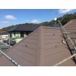 明るめのブラウンで屋根を塗装いたしました。急勾配な屋根は、屋根足場が必要となります。
