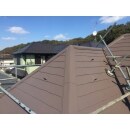 明るめのブラウンで屋根を塗装いたしました。急勾配な屋根は、屋根足場が必要となります。