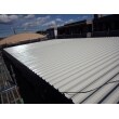 金属折半屋根の塗装です。熱反射率の高いホワイト系で塗装することにより、表面温度を下げることができるので、金属屋根には特におすすめです。