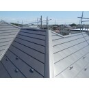 屋根カバー工法
既存スレート屋根の上から金属屋根を被せる工事です。
色はブラック・ブラウン・レッド・グリーンの４色からお選びいただきました。
