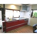 L型からI型キッチンへレイアウトを変更し、すっきりと使いやすいキッチンになりました。表しの柱の部分など既存の日本家屋の雰囲気を活かした、赤いキッチンが映える素敵な空間となりました。キッチンメーカーはクリナップ、コンロはIHとなっております。