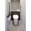 どこからもアクセスしやすいよう、トイレをフロアの中心に移設。節水・洗浄機能を備えたすっきりしたデザインで、機能性もお手入れのしやすさも格段にアップしました。