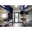キッチンを一新、扉の色はお客様の好きなブルーを。家電収納、調味料入れなど収納を充実させました。