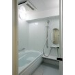 古くなった水まわりを一新。浴室は幅を広げ、1416サイズのシステムバスを採用。足をゆったりと伸ばして入浴できるようにというご希望が叶いました。浴室暖房も設置して温度バリアフリーにも配慮しています。