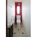 トイレの一面に採り入れた赤のクロスが、スタイリッシュな空間によく馴染みます。